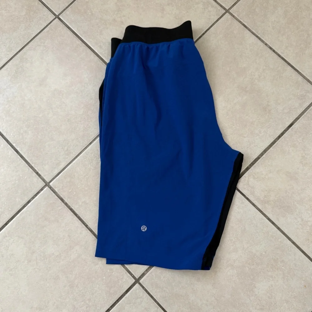 LULULEMON T.H.E. SHORT 11” LINERLESS BLACK BLUE COLOR SIZE MEDIUM EUC